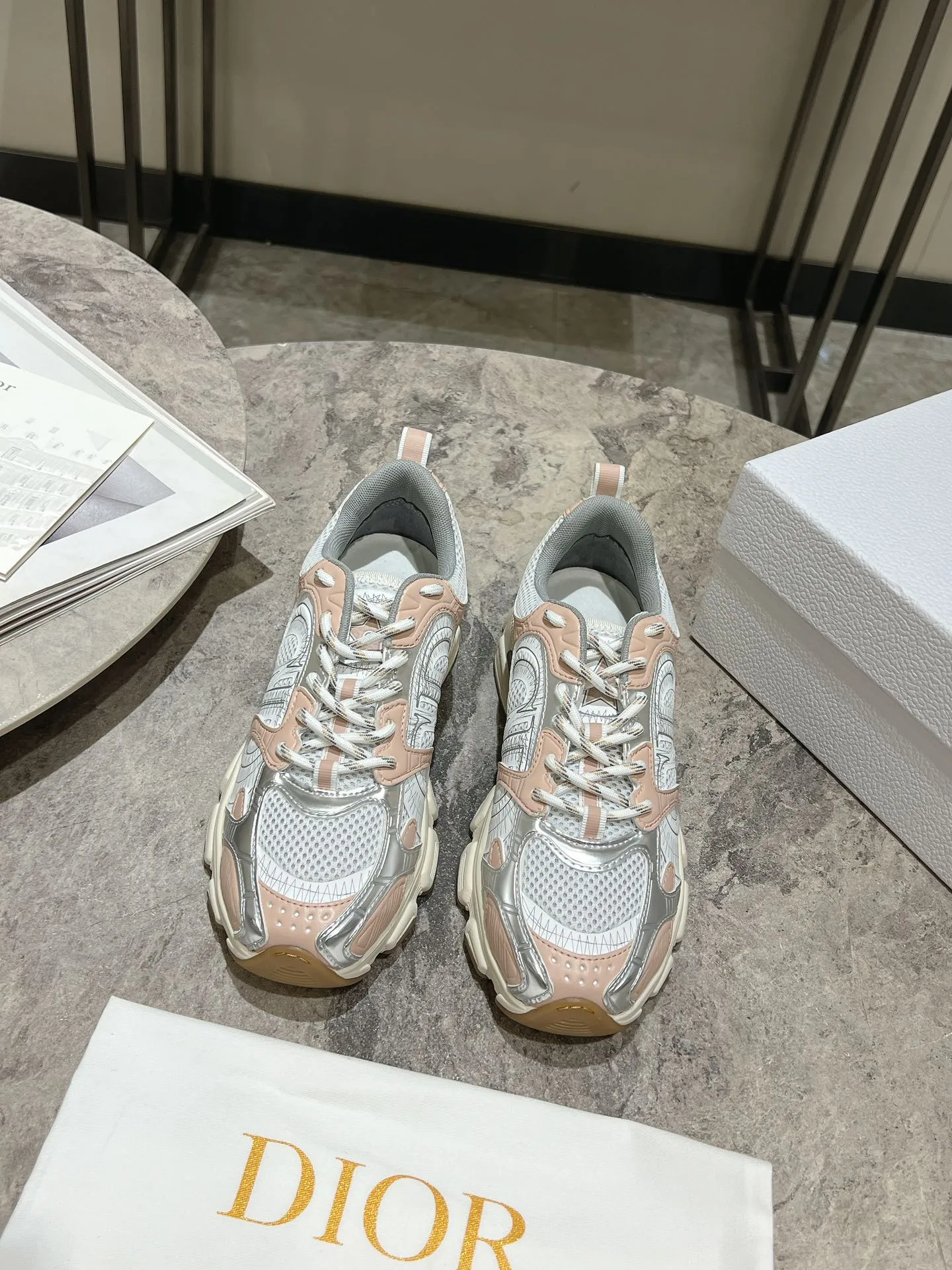 👟👟Ex-factory price 600👟👟 The latest hot model, the star model 2024 main hot product, the newly released Dior Chrono new casual sports shoes, running shoes, dad shoes are really cool, full of futuristic feeling! Really cool! Once again interpreting Dior's concept of cool fashion, the lucky star will bless you with good luck. The new EVA sole is super light and super soft! A perfect replica of the original! Fully matched material and mold! ! Women’s size: 35-39 (40.41 customized)